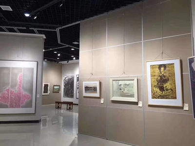 美術館活動展板設計生產廠家 價格、廠家選擇與隔斷美術設計解析